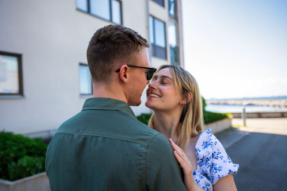 Par kramas i solig dag vid kusten – kärleksfotografering Öland, Kalmar