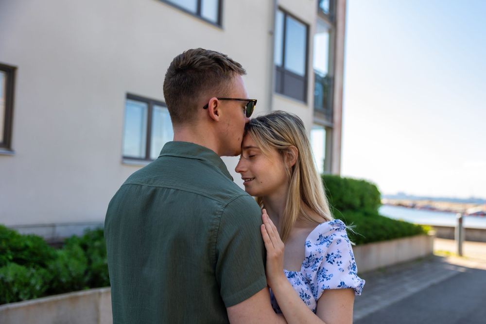 Par kramas i solig dag vid kusten – kärleksfotografering Öland, Kalmar