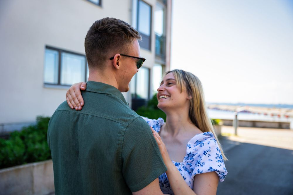 Par kramas i solig dag vid kusten – kärleksfotografering Öland, Kalmar