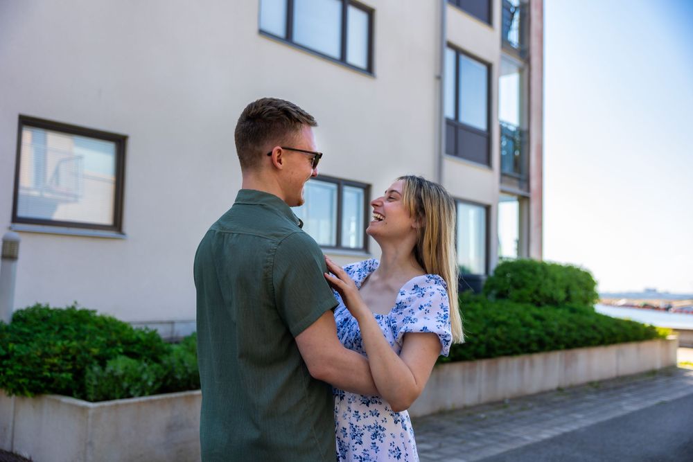 Par kramas i solig dag vid kusten – kärleksfotografering Öland, Kalmar