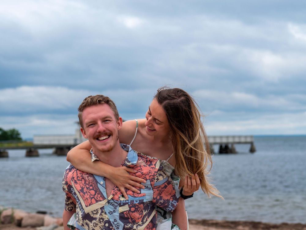 Par kramas i molnig dag vid kusten – parfotografering Öland, Kalmar