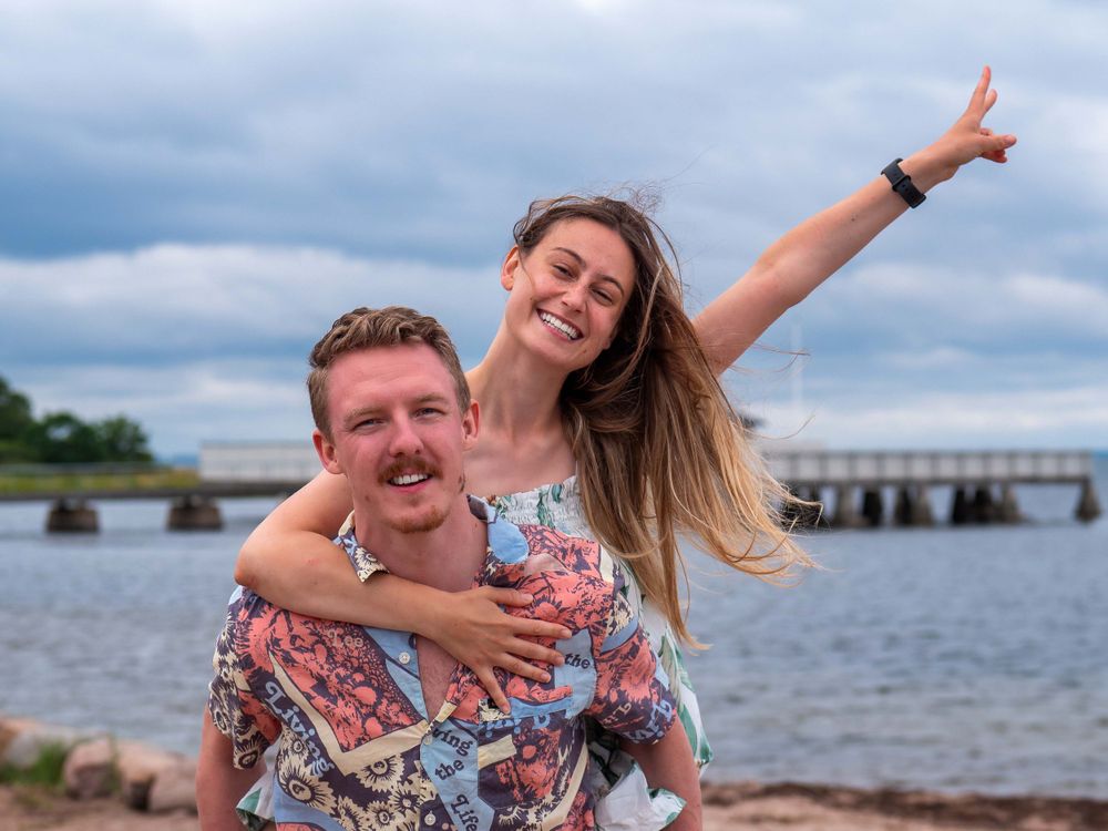 Par kramas i molnig dag vid kusten – parfotografering Öland, Kalmar