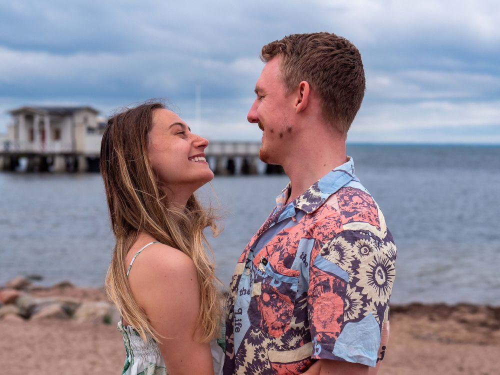 Par kramas i molnig dag vid kusten – parfotografering Öland, Kalmar