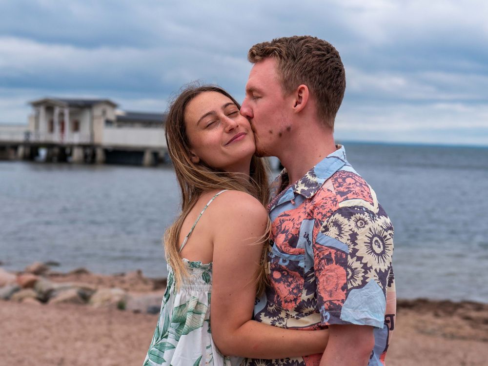Par kramas i molnig dag vid kusten – kärleksfotografering Öland, Kalmar
