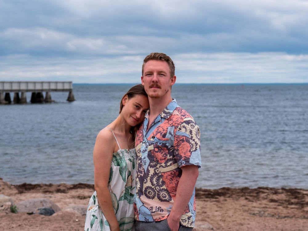 Par kramas i molnig dag vid kusten – kärleksfotografering Öland, Kalmar