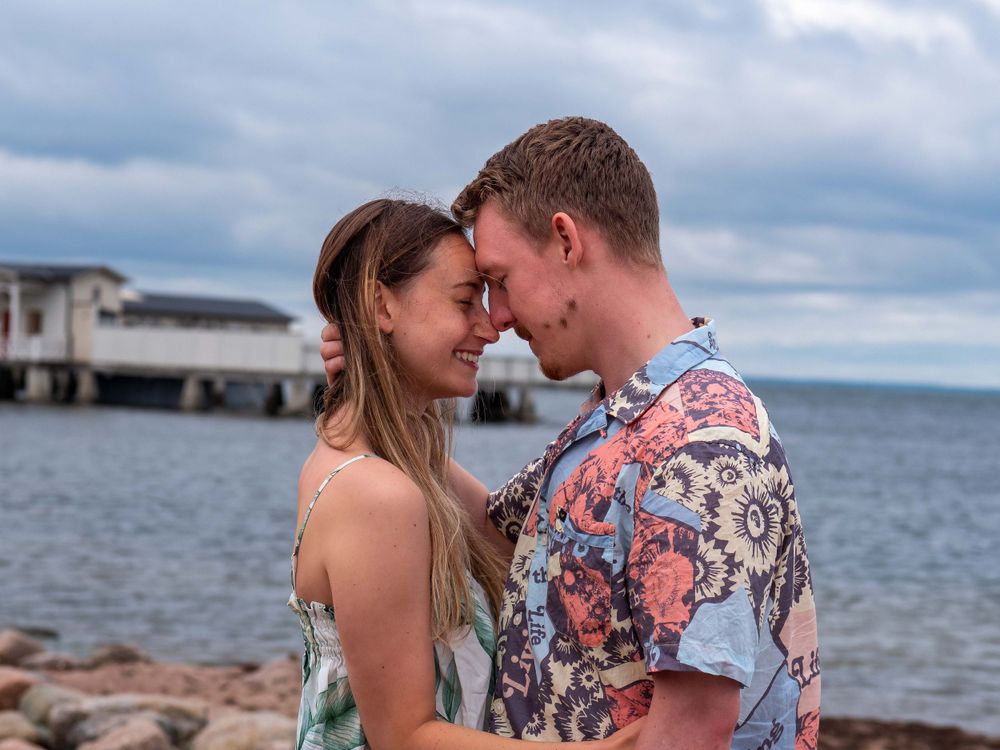 Par kramas i molnig dag vid kusten – kärleksfotografering Öland, Kalmar
