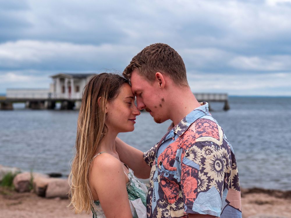 Par kramas i molnig dag vid kusten – kärleksfotografering Öland, Kalmar