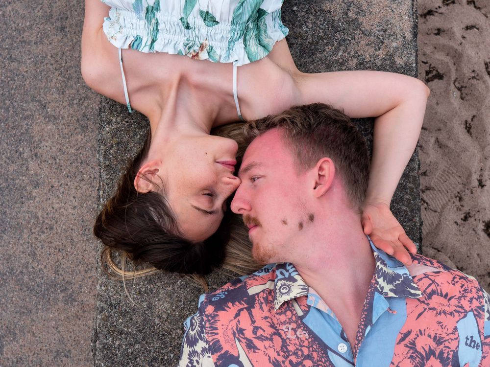 Par i molnig dag vid kusten – kärleksfotografering Öland, Kalmar