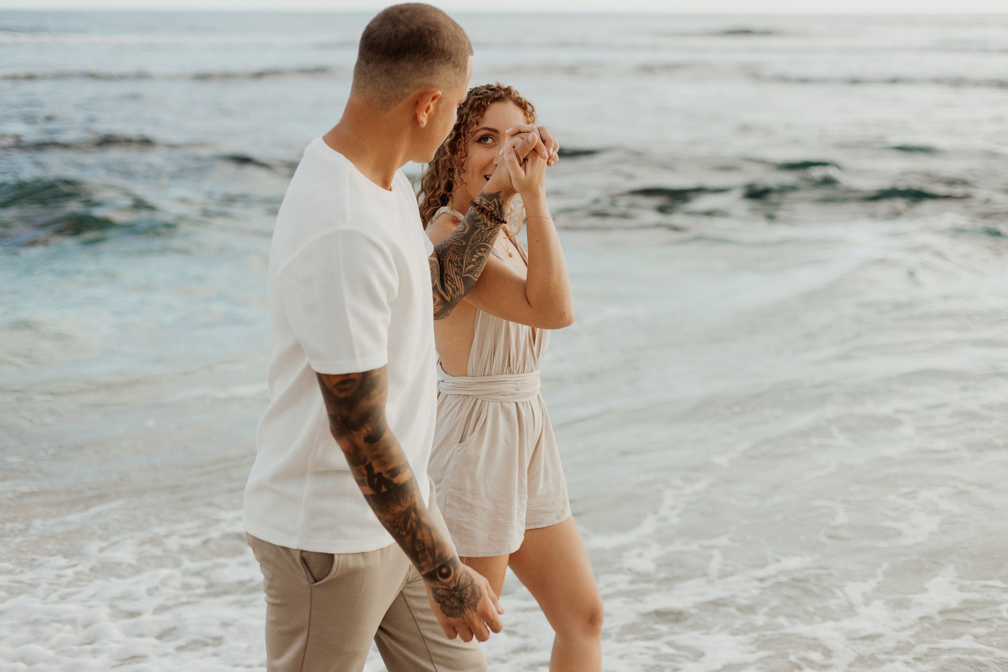 belle photo de couple sur la plage des sables d'olonne