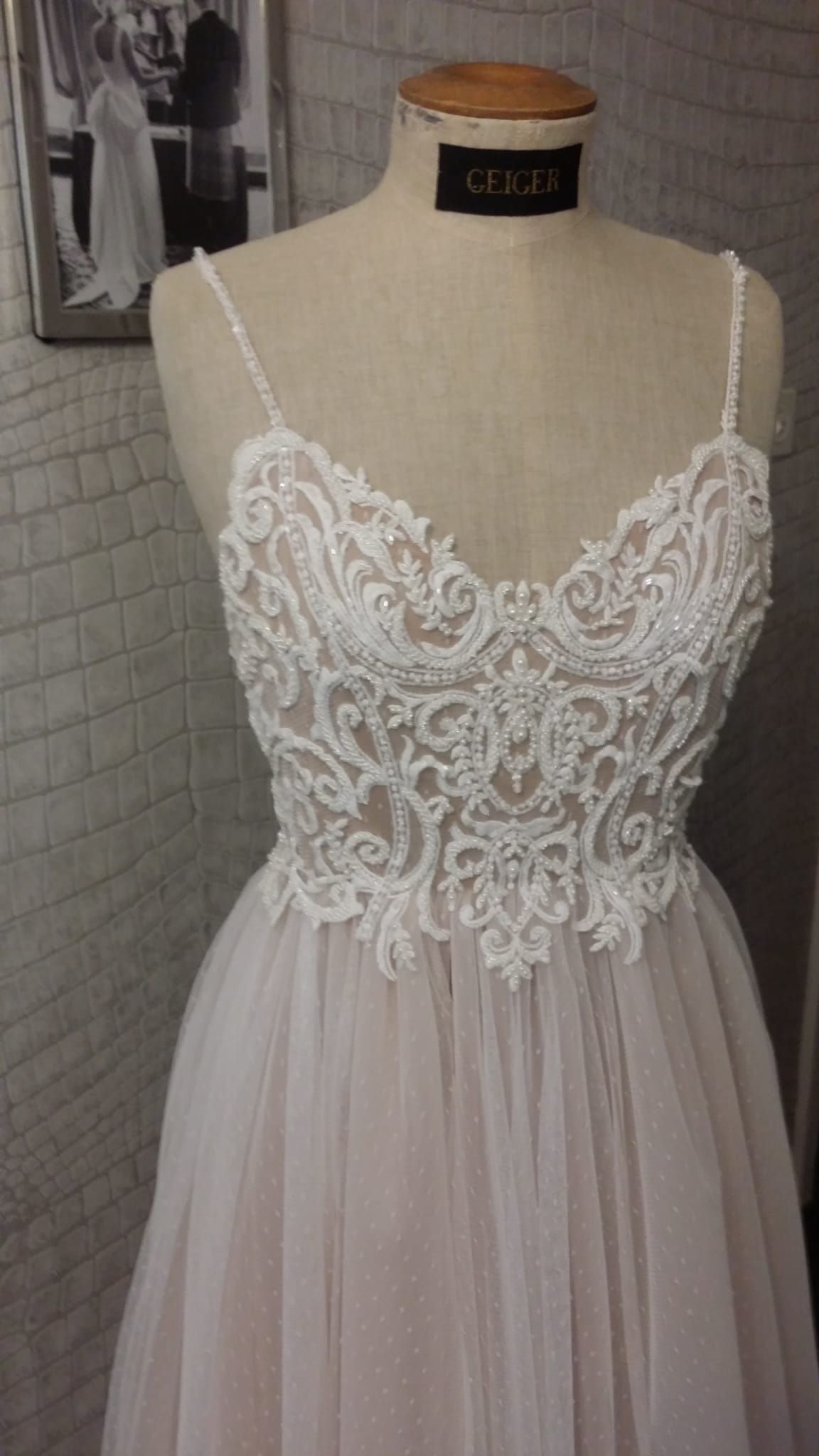 Hellrosa Hochzeitskleid auf einer Schneiderbüste