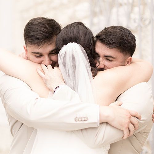 Photographe mariage à Lectoure – étreinte émotive entre la mariée et ses proches dans une lumière douce et naturelle - Laetitia KLOPOCKI