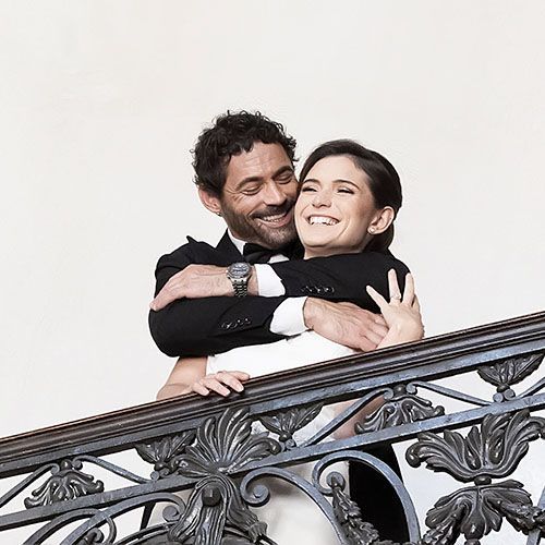 Photographe mariage fine art à Lectoure – mariés enlacés sur un escalier en fer forgé dans un lieu d’exception - Laetitia KLOPOCKI