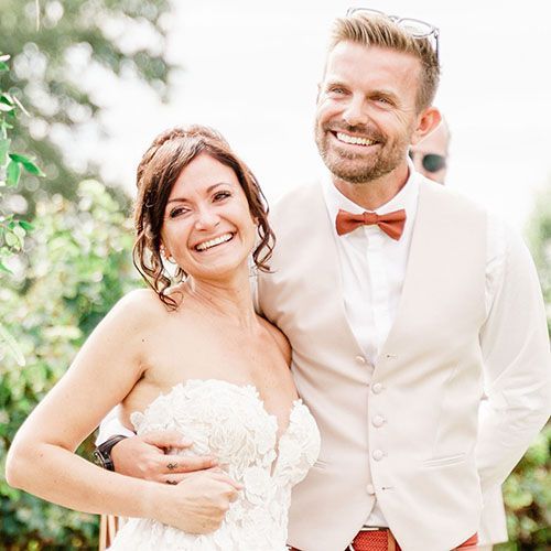 Photographe mariage à Lectoure – mariés souriants pendant leur cérémonie en plein air sous la lumière du Sud-Ouest - Laetitia KLOPOCKI
