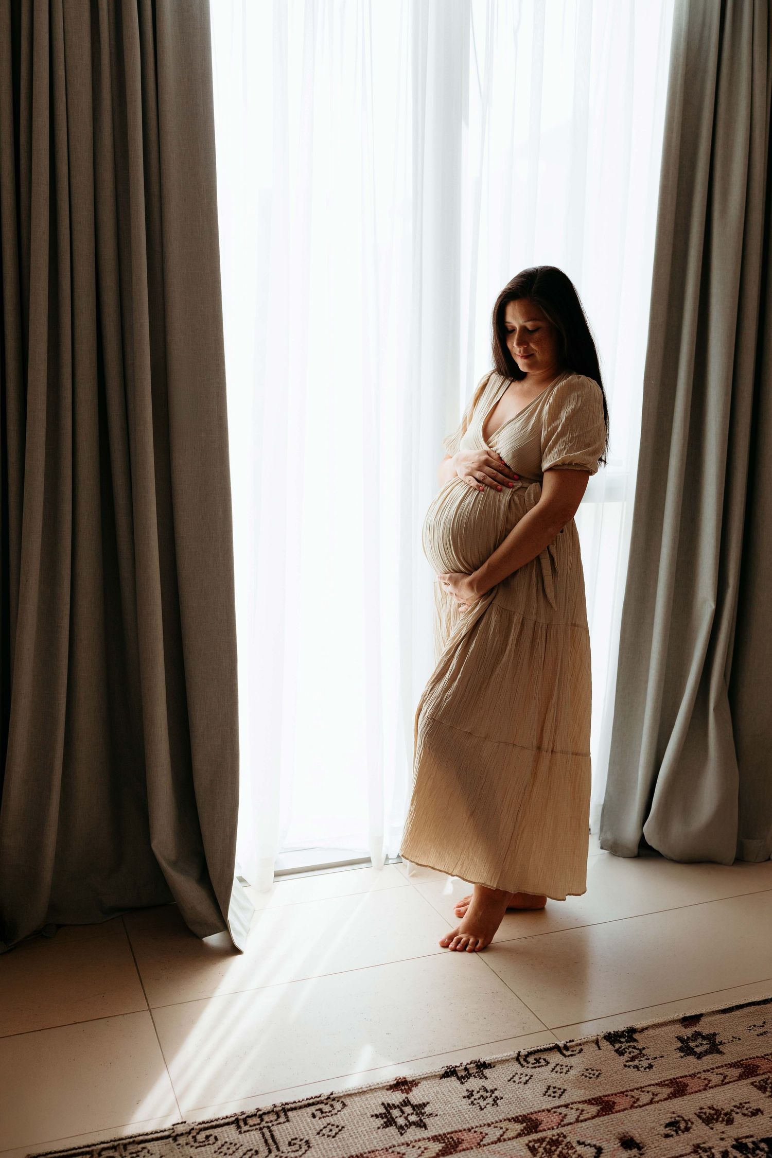 at home photoshoot in abu dhabi clinet closet options cream dress maternity