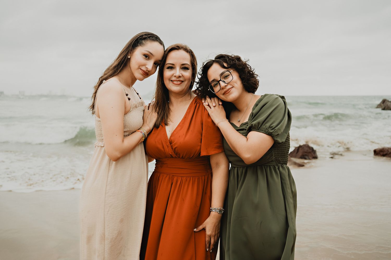 Sesión familiar en playa en Mazatlán al atardecer por Carlos Galindo family photographer