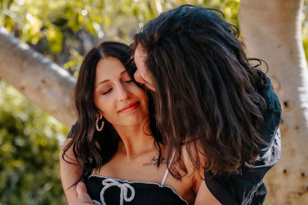 Sarah & Spencer smiling together during their morning couple photoshoot in Ciutadella Park.