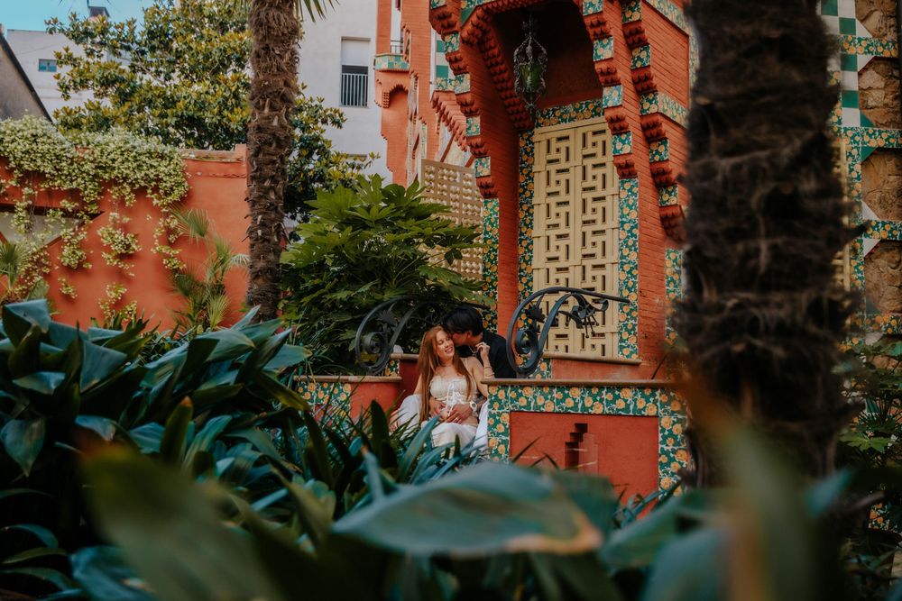 Vibrant photoshoot moment capturing love and anticipation at Casa Vicens.