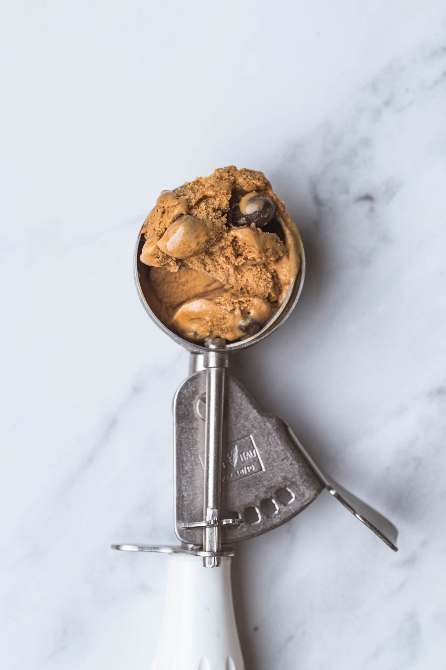 Boule de glace dans cuillère à glace - Mélanie Rousselle, photographe et vidéaste culinaire