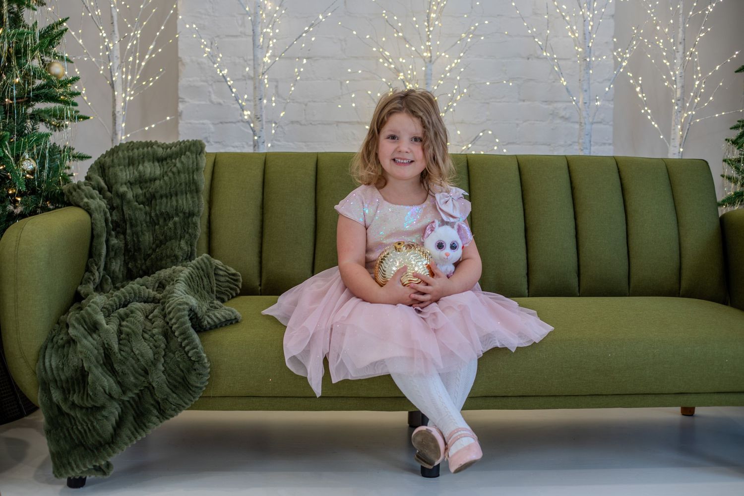 christmas seasonal holiday photoshoots luxury high end beautiful photos quick turn around retouched crisp true to color editing cincinnati
