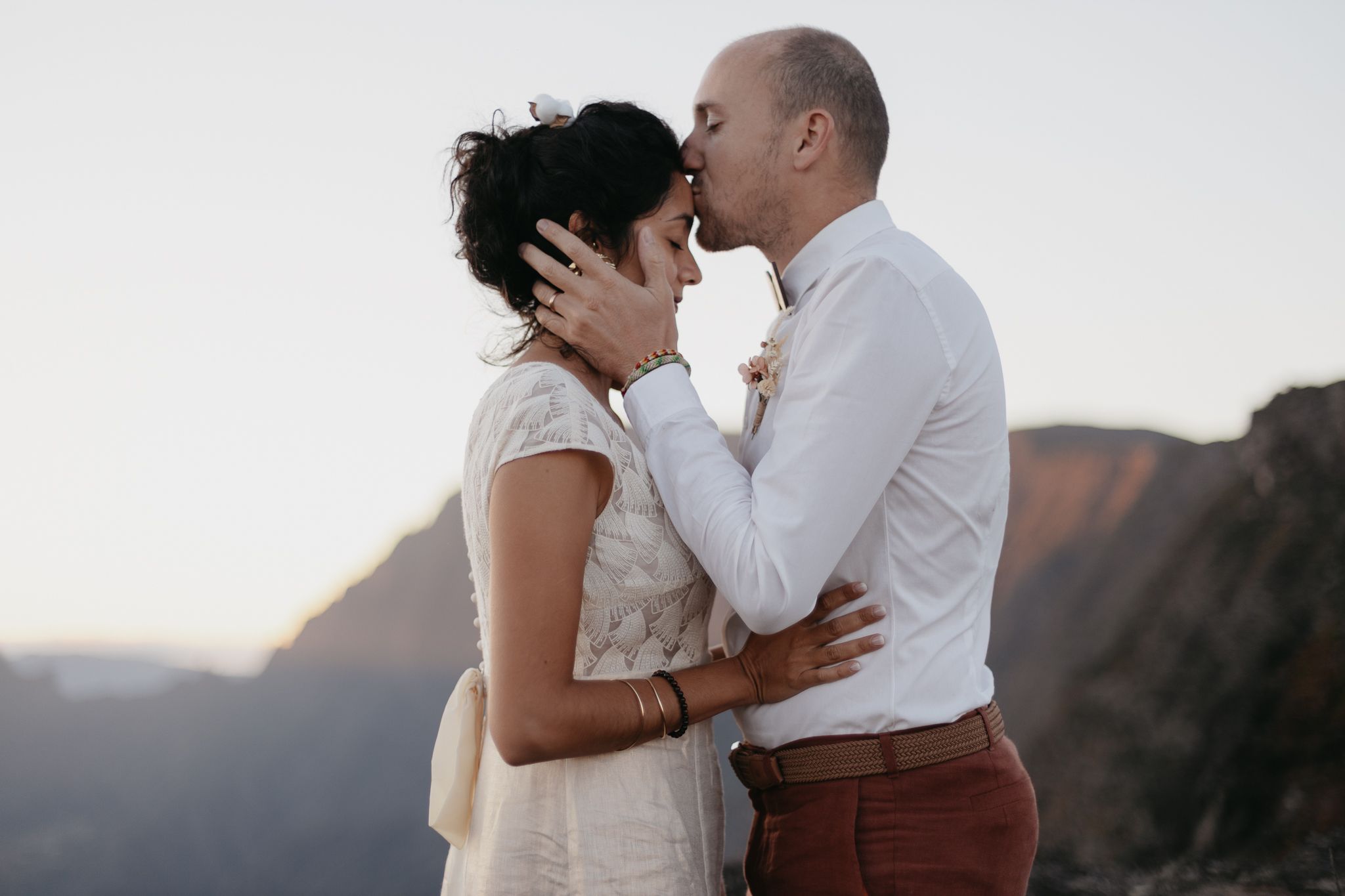 Photographe couple en Vendée : vivez une expérience magique avec un shooting au lever du soleil en pleine nature
