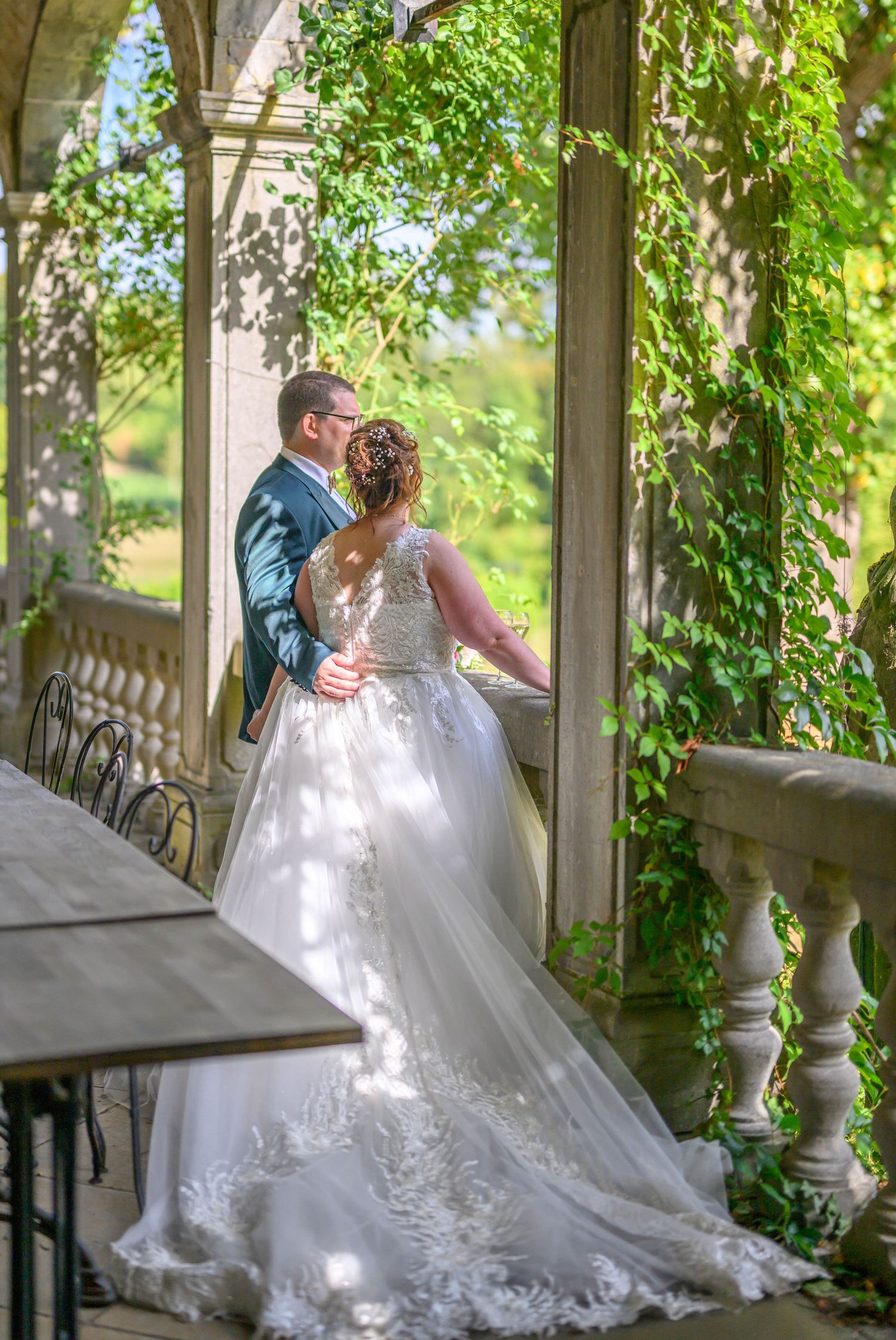 Photo de mariage en noir et blanc d'un couple dans les champs au chateau d'Écaussinnes en Belgique