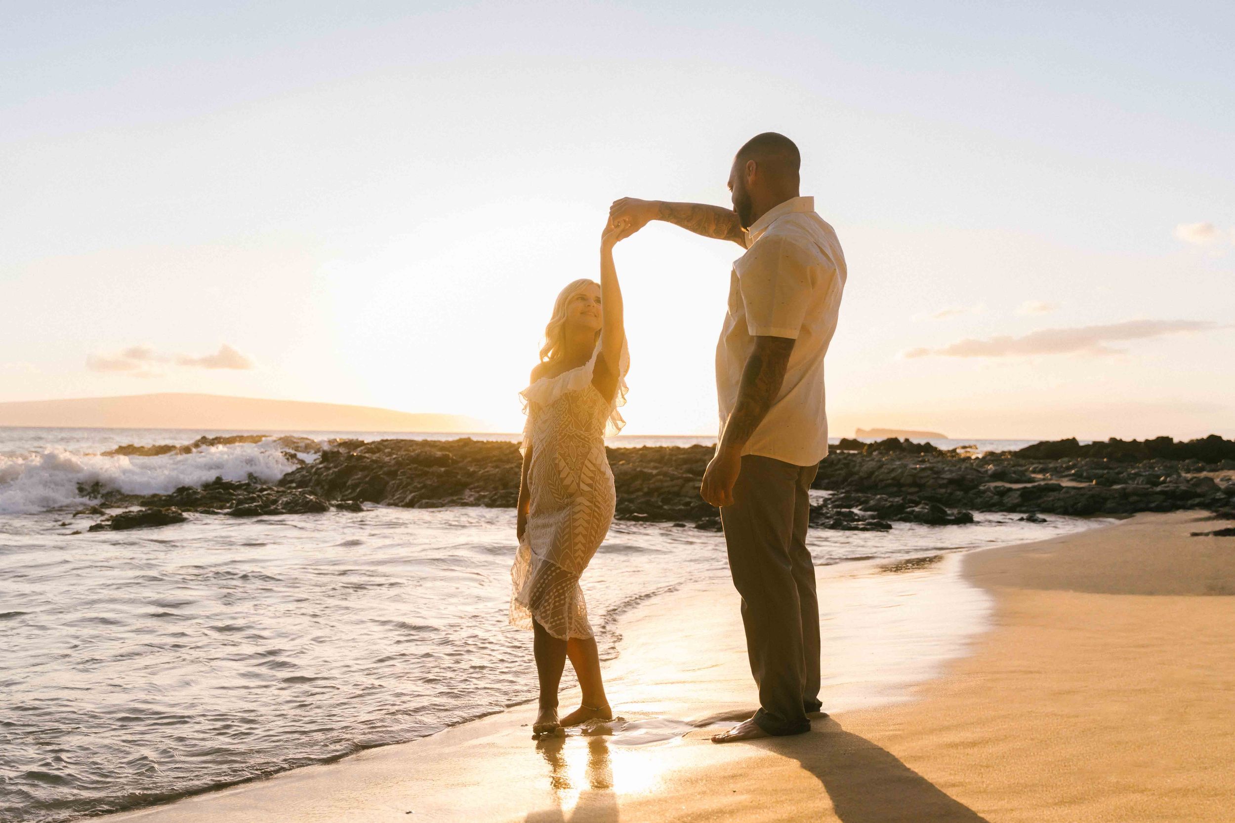 Engagement couple sunset photo at Wailea Maui