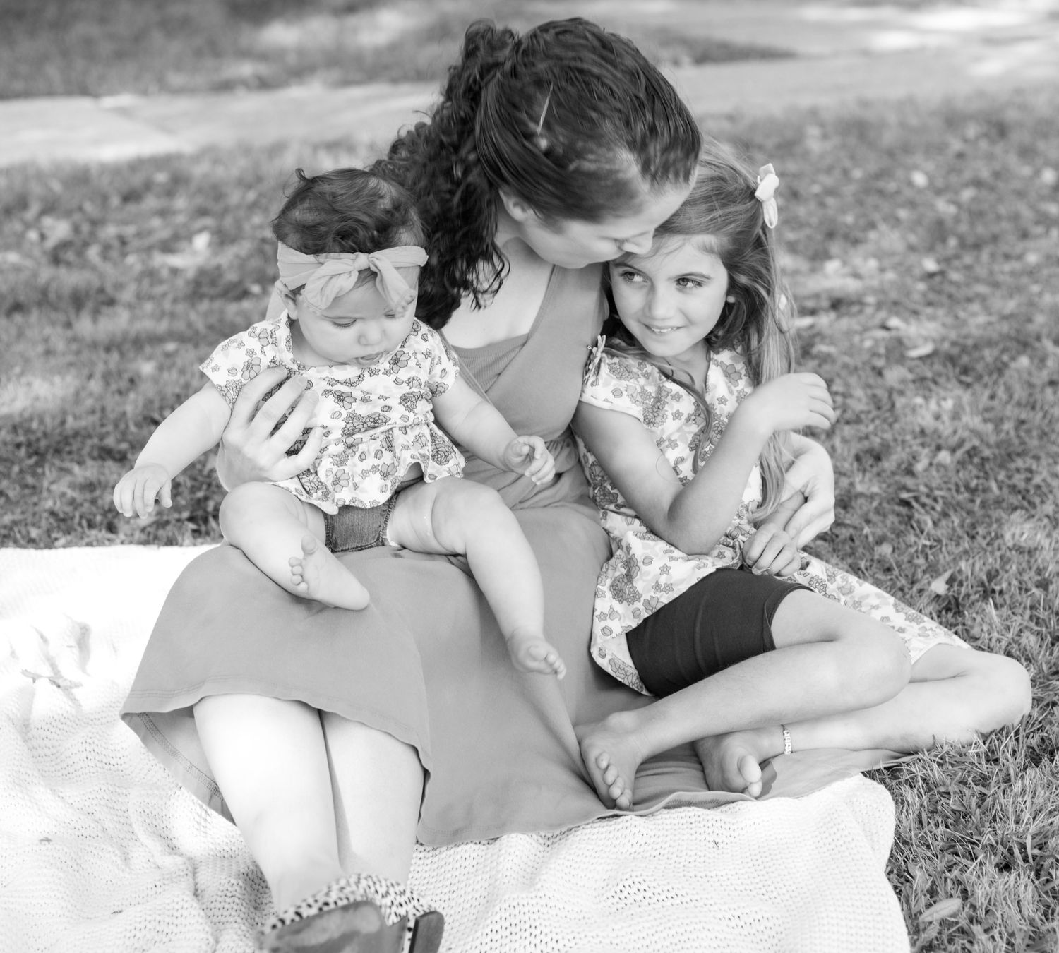 mother and children sitting on a blanket, outside, nature, relaxed  southeast Texas, Nederland, beaumont