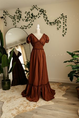 Size S-L. Leg slit and beautiful brown color to match any season.