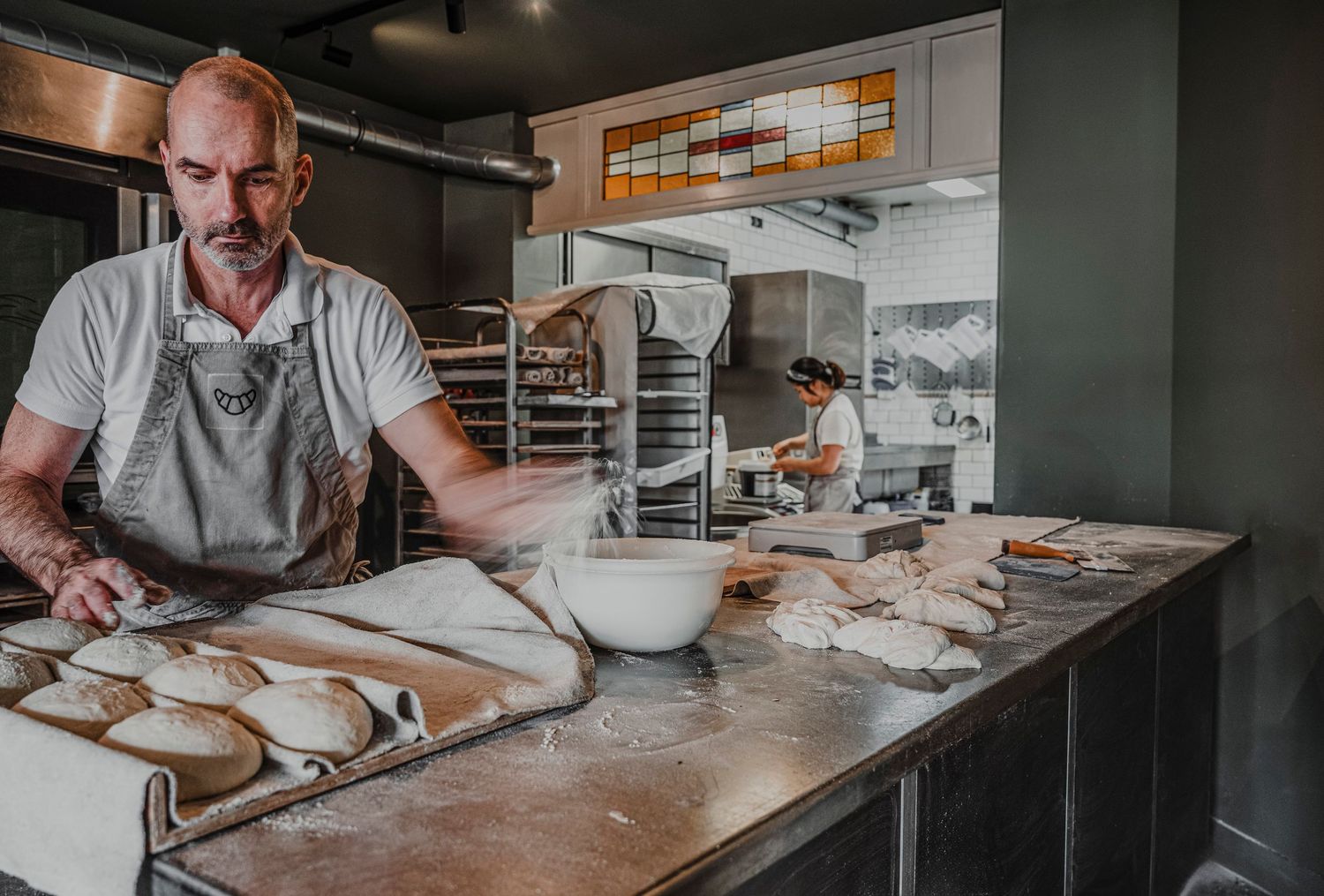 Bob bakt, meel strooien Muiden bakkerij
