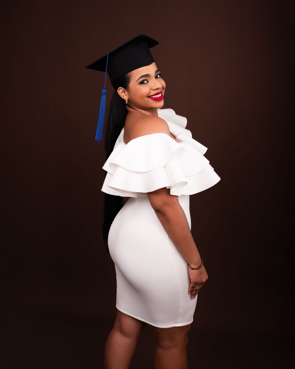 Sesión fotográfica de graduación UNAPEC con toga y birrete, fotos profesionales y creativas en estudio o exteriores en República Dominicana.