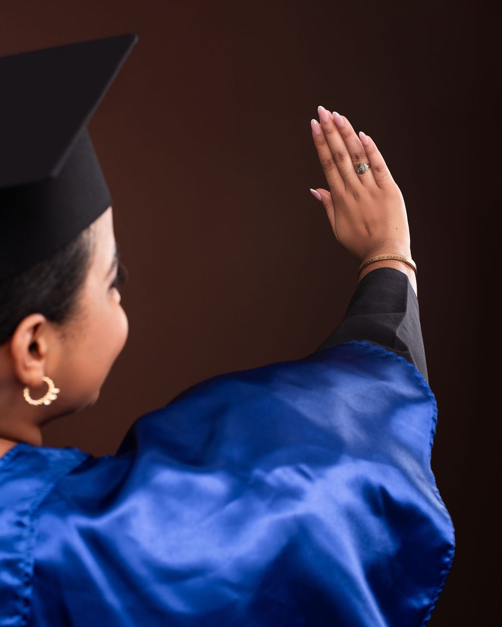 Sesión fotográfica de graduación UNAPEC con toga y birrete, fotos profesionales y creativas en estudio o exteriores en República Dominicana.