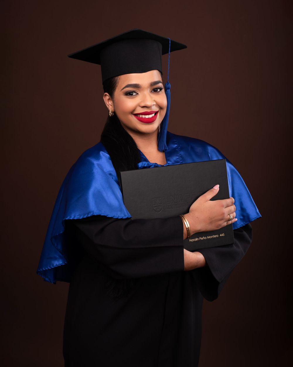 Sesión fotográfica de graduación UNAPEC con toga y birrete, fotos profesionales y creativas en estudio o exteriores en República Dominicana.