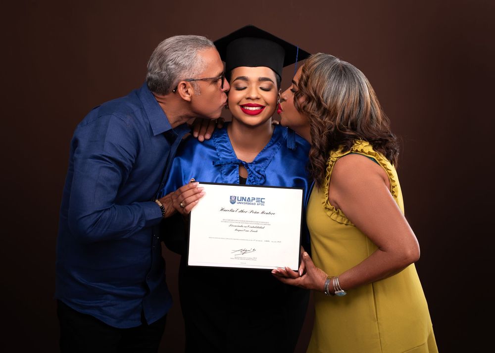 Sesión fotográfica de graduación UNAPEC con toga y birrete, fotos profesionales y creativas en estudio o exteriores en República Dominicana.