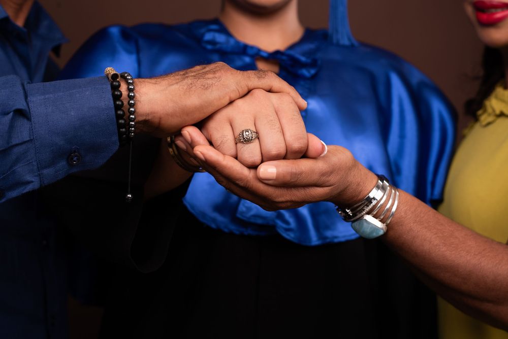 Sesión fotográfica de graduación UNAPEC con toga y birrete, fotos profesionales y creativas en estudio o exteriores en República Dominicana.