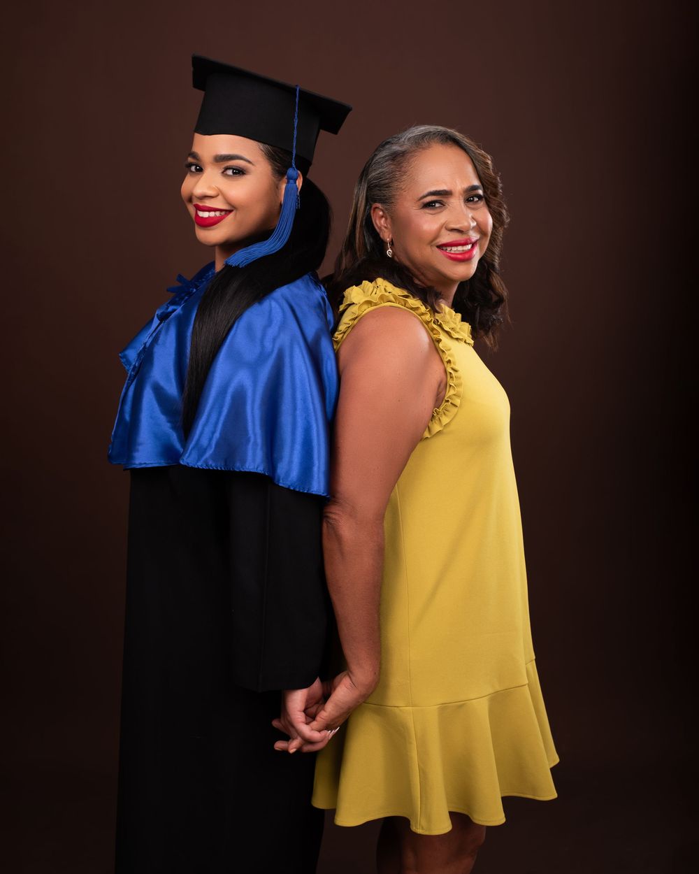 Sesión fotográfica de graduación UNAPEC con toga y birrete, fotos profesionales y creativas en estudio o exteriores en República Dominicana.