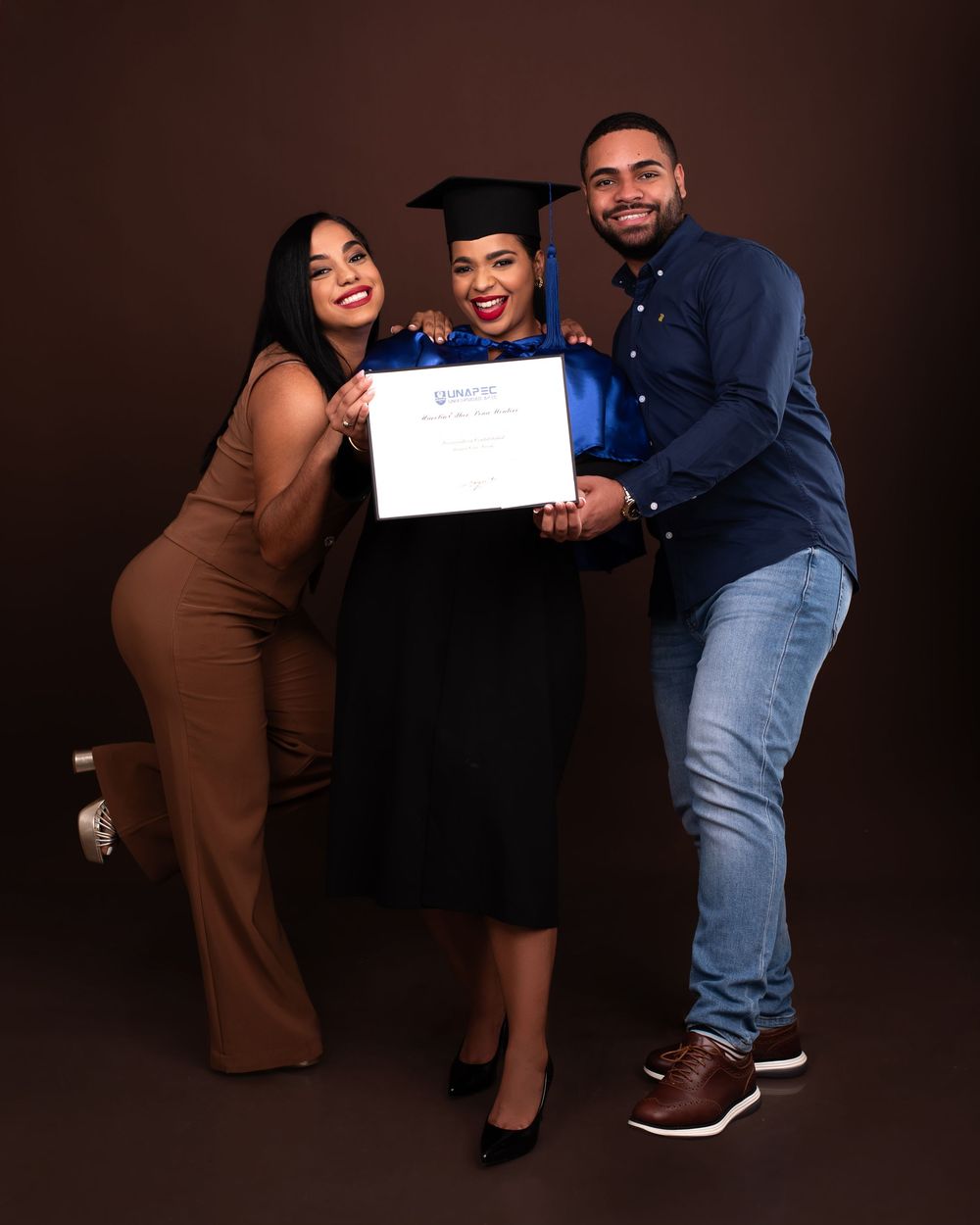 Sesión fotográfica de graduación UNAPEC con toga y birrete, fotos profesionales y creativas en estudio o exteriores en República Dominicana.