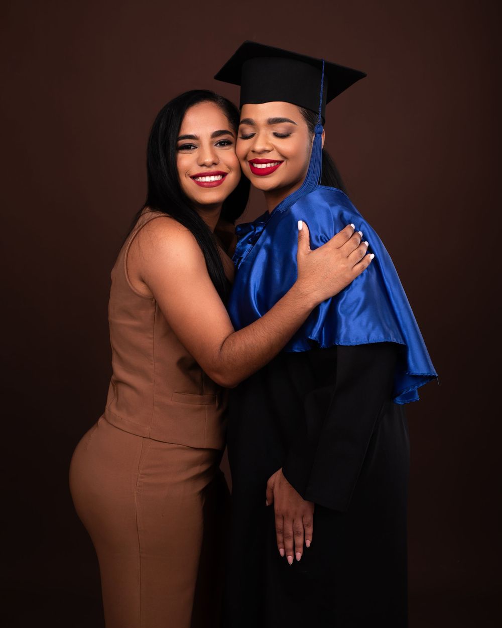 Sesión fotográfica de graduación UNAPEC con toga y birrete, fotos profesionales y creativas en estudio o exteriores en República Dominicana.