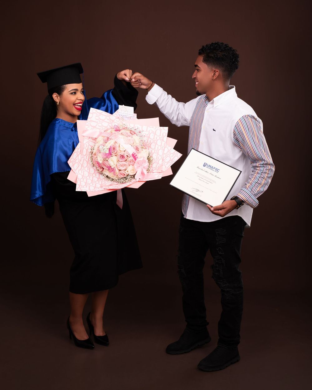Sesión fotográfica de graduación UNAPEC con toga y birrete, fotos profesionales y creativas en estudio o exteriores en República Dominicana.