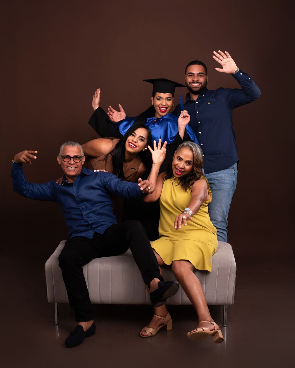 Sesión fotográfica de graduación UNAPEC con toga y birrete, fotos profesionales y creativas en estudio o exteriores en República Dominicana.