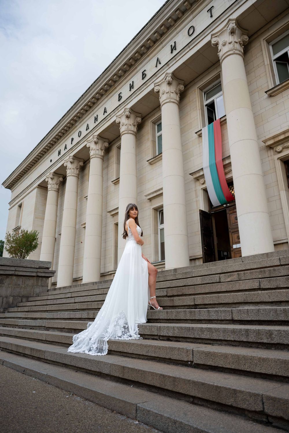 Сватбена фотосесия в София, пътувам и из България, съчетание между нежността на естествената светлина и editorial style, естествени цветове