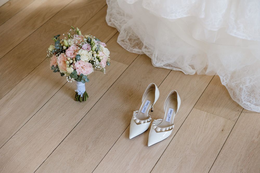 Reportage mariage Lille : details des chaussures de la mariee capture pendant les preparatifs avant la reception au chateau du Biez