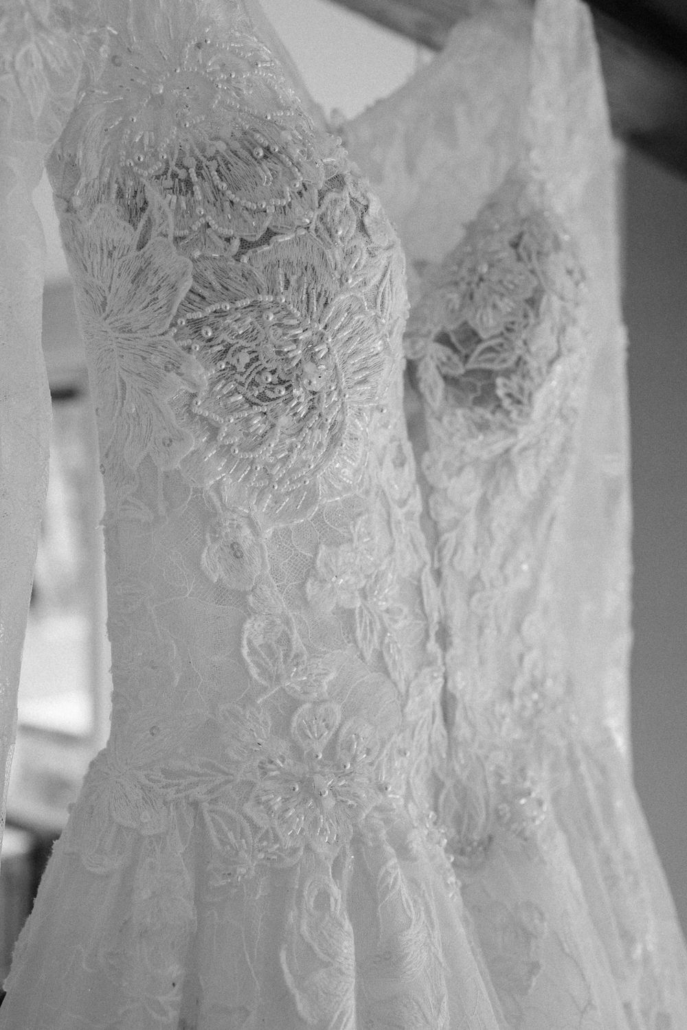 Details des broderies de la robe Pronovias de la mariee lors d'un reportage photo de mariage chic et elegant au chateau du Biez