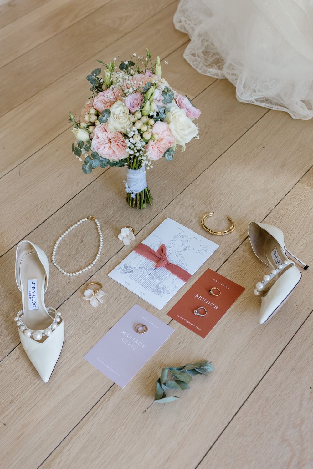 Flatlay ou details de la tenue de la mariee, photo prise pendant les preparatifs de la mariee a Lille.