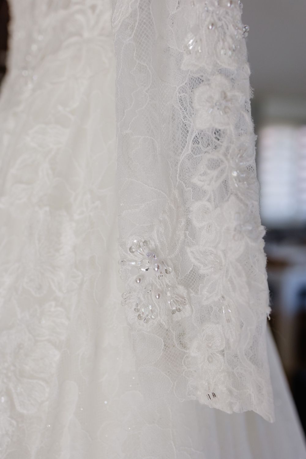 Reportage photo mariage Lille : details de broderie de la robe pronovias tres chic et elegante.