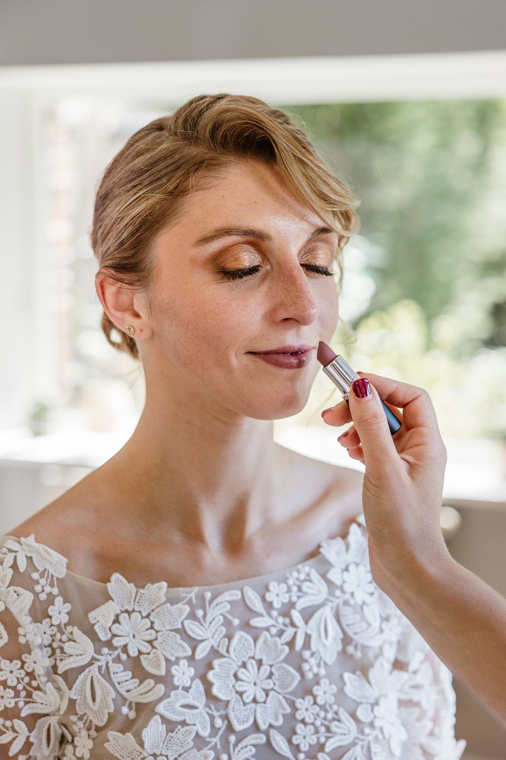 Moment intime lors du maquillage de la mariee concentree avant de rejoindre l’eglise Sainte-Calixte de Lambersart avant la reception au Biez