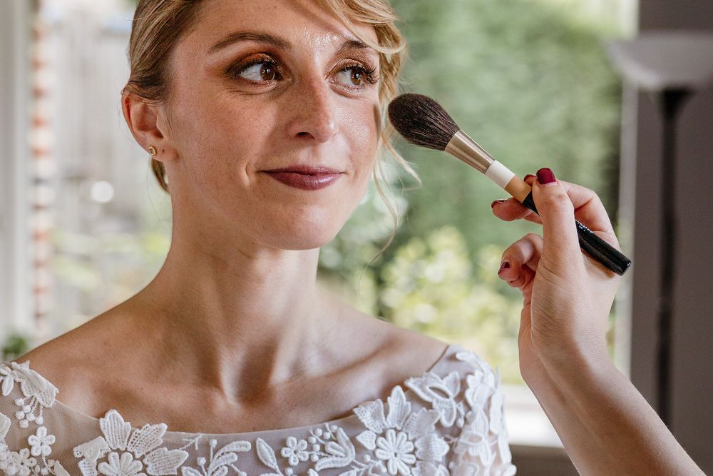 Retouches maquillage a la fin des preparatifs de la mariee avant une reception elegante au chateau du biez en belgique pres de Lille