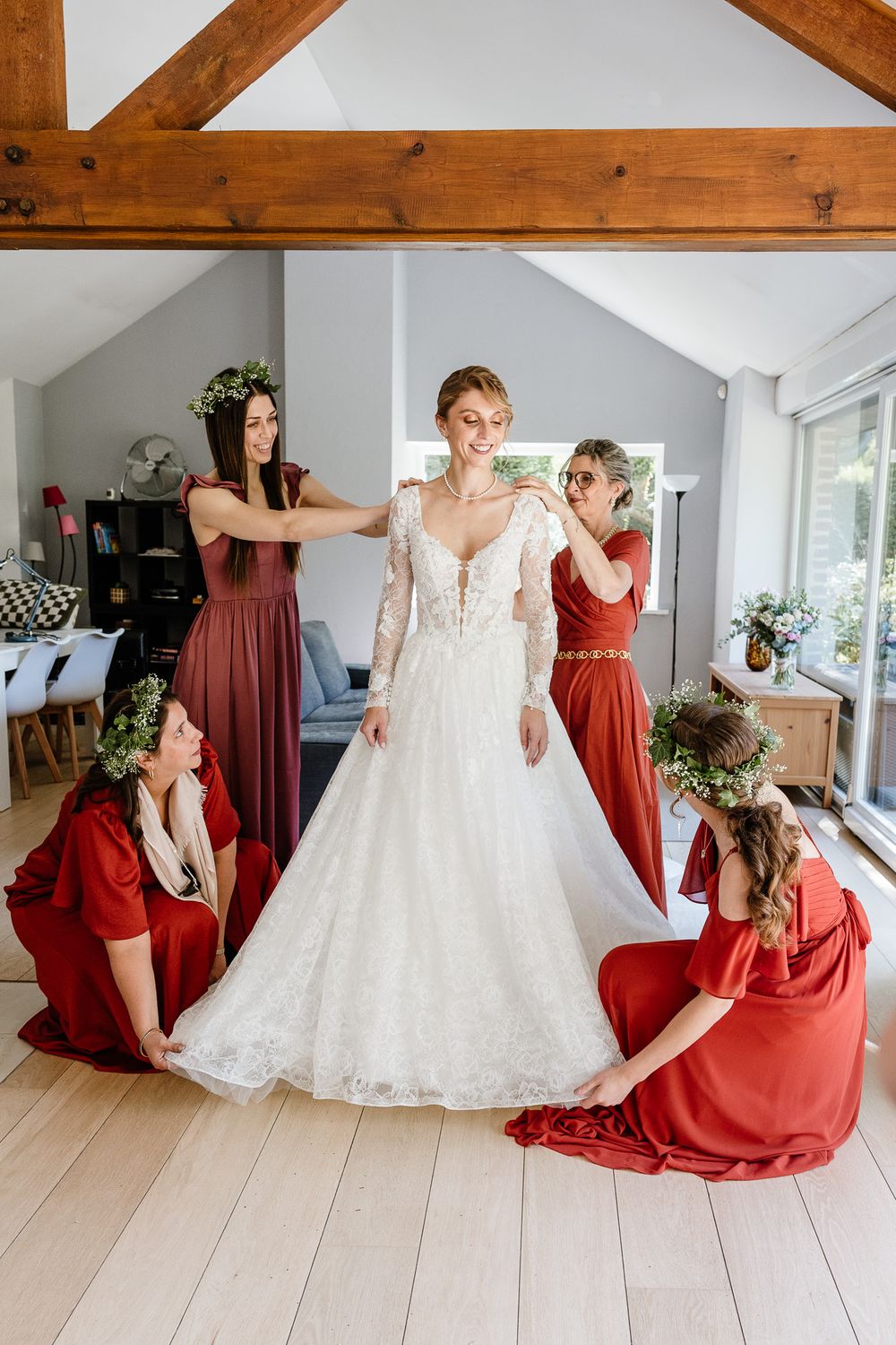 Reportage photo mariage : moment de complicite entre la mariee, ses demoiselles d'honneur et sa maman juste avant de partir a la ceremonie.
