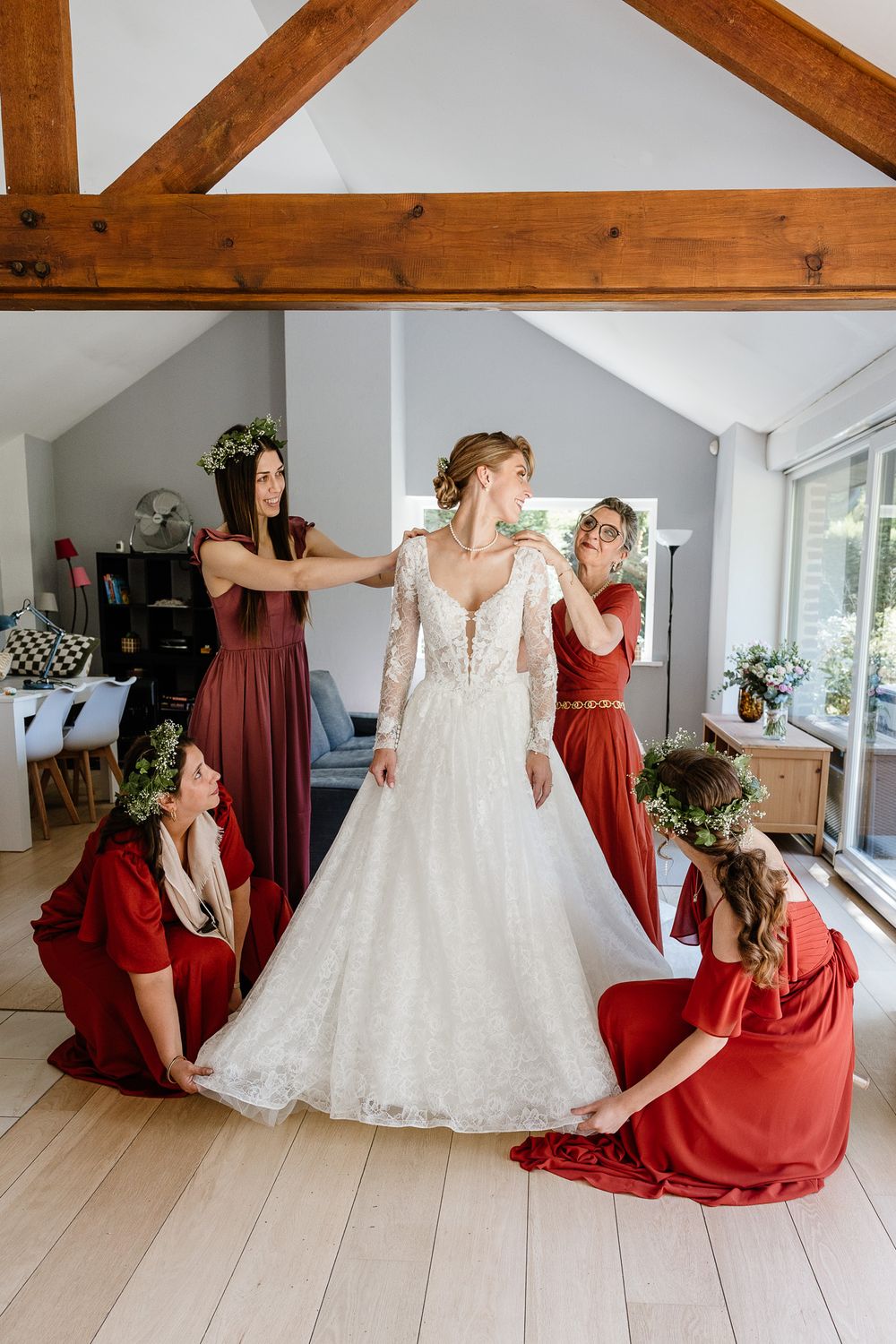 La mariee ajuste sa robe, entouree de sa mere et de ses proches, avant la ceremonie à Lambersart.