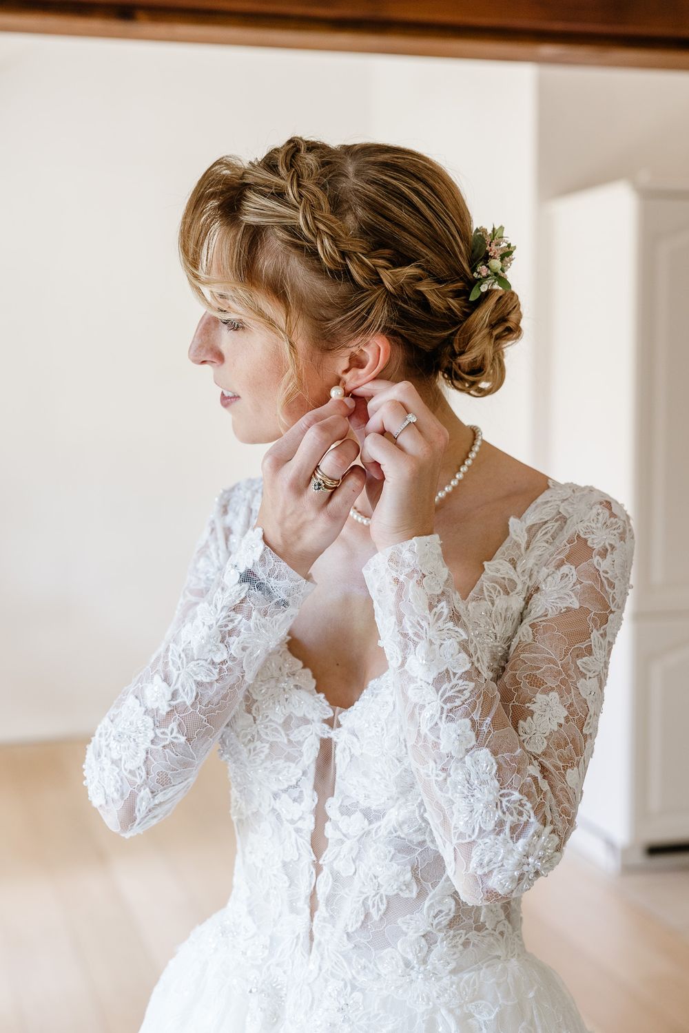 Portrait de la mariee avant un mariage a Lille et une reception au chateau du Biez par une photographe professionnelle.