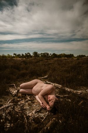 Intiem en puur zwangerschapsbeeld in de natuur met zacht licht en ruime omgeving in Antwerpen.